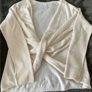 Athleta Cream Wool/Cashmere Sweater with Twist in Front in Size Extra Large